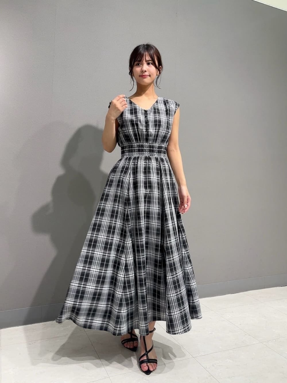 「モノトーン、モノトーンコーデ、カジュアル、カジュアルコーデ、シンプルコーデ、シンプル、お出かけコーデ、休日スタイル、休日コーデ、夏コーデ、夏、オトナカジュアル、オトナ女子、オトナカワイイ、きれいめカジュアル」｜「PROPORTION BODY DRESSINGのウエストシャーリングＶネックワンピース / 1215140508（ワンピース、ブラック系）」を使った、PROPORTION STAFFさん（レディース・159cm）の夏コーディネートの1枚目の写真