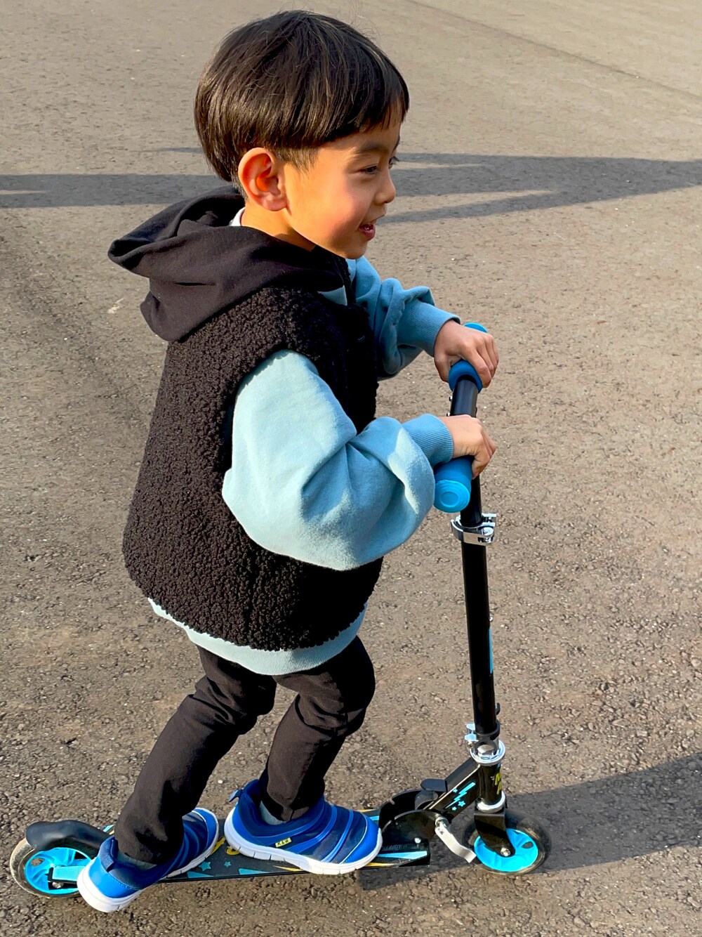 「休日スタイル、ベスト、キッズファッション」｜「mateのアイテム（ベスト、ブラック系）」を使った、yuuyuu317さん（キッズ・110cm）の春コーディネートの1枚目の写真