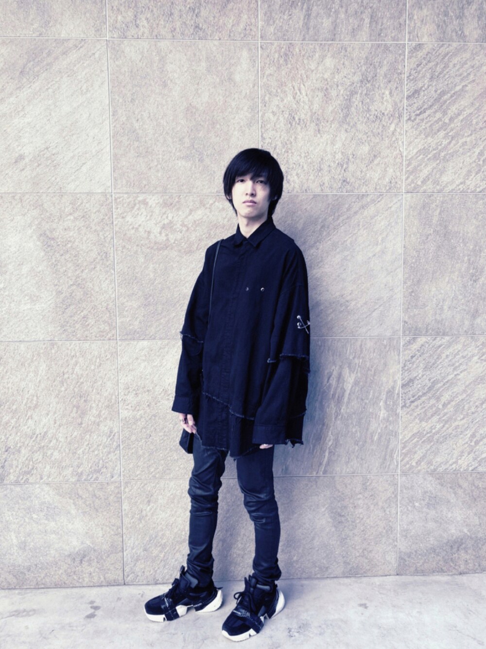 「だから秋服が好き、秋のコーデ、秋服、休日スタイル、黒、デニム、ootd、キレイめ、モノトーン、スニーカー」｜「ALMOSTBLACKのALMOSTBLACK レイヤードシャツ（シャツ/ブラウス、ブラック系）」を使った、はりまさん（メンズ・174cm）の秋コーディネートの1枚目の写真