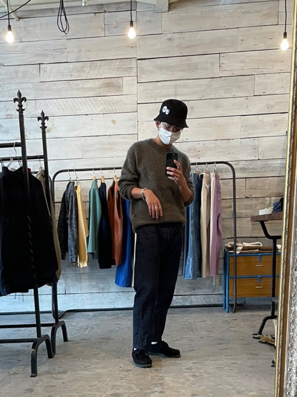 「春服デビュー宣言、大人カジュアル、シンプル、おしゃれさんと繋がりたい、休日コーデ、メンズコーデ、デニムパンツ、clarks、ワラビー、AURALEE、OLIVER PEOPLES、holk、ニット、ootd」｜「Levi'sのアイテム（デニムパンツ、ブルー系）」を使った、古川悠さん（メンズ・172cm）の春コーディネートの1枚目の写真