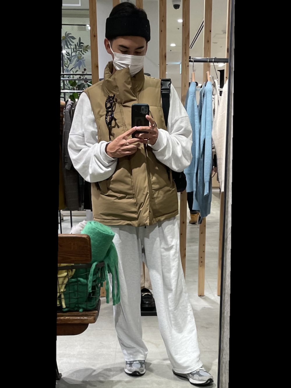 「秋冬コーデ、休日コーデ、シンプル、お洒落さんとつながりたい、スニーカーコーデ、大人カジュアル、シンプルスタイル、メガネ男子、ダウンベスト、ootd、オーバーサイズ、キレイめ、New Balance、newbalance992」｜「DAIWA PIER39のアイテム（ダウンジャケット/コート、ベージュ系）」を使った、古川悠さん（メンズ・172cm）の冬コーディネートの1枚目の写真