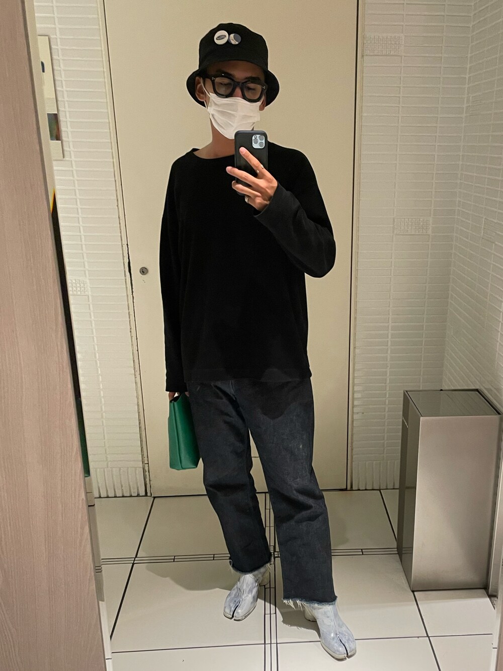 「シンプル、お洒落さんとつながりたい、秋服準備はじめました、今日のコーデ、キレイめ、いいね、save、フォローお願いします🤑、休日コーデ、ootd、Maison Margiela、めがね、足袋ブーツ、N.HOOLYWOOD、バケットハット、SAUVAGE、Hender Scheme」｜「N.HOOLYWOODの5 POCKET PANTS（デニムパンツ、ブラック系）」を使った、古川悠さん（メンズ・172cm）の秋コーディネートの1枚目の写真