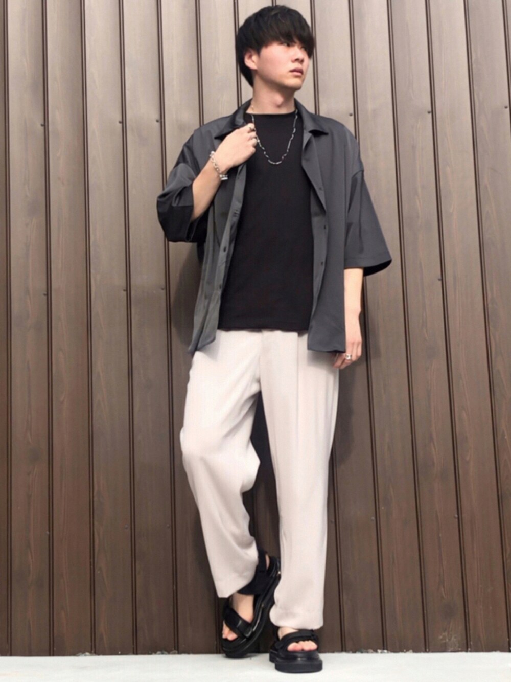グレー系のシャツ/ブラウス、ブラック系のTシャツ/カットソー、グレー系のその他パンツを着用したメンズの夏コーディネートの1枚目の写真