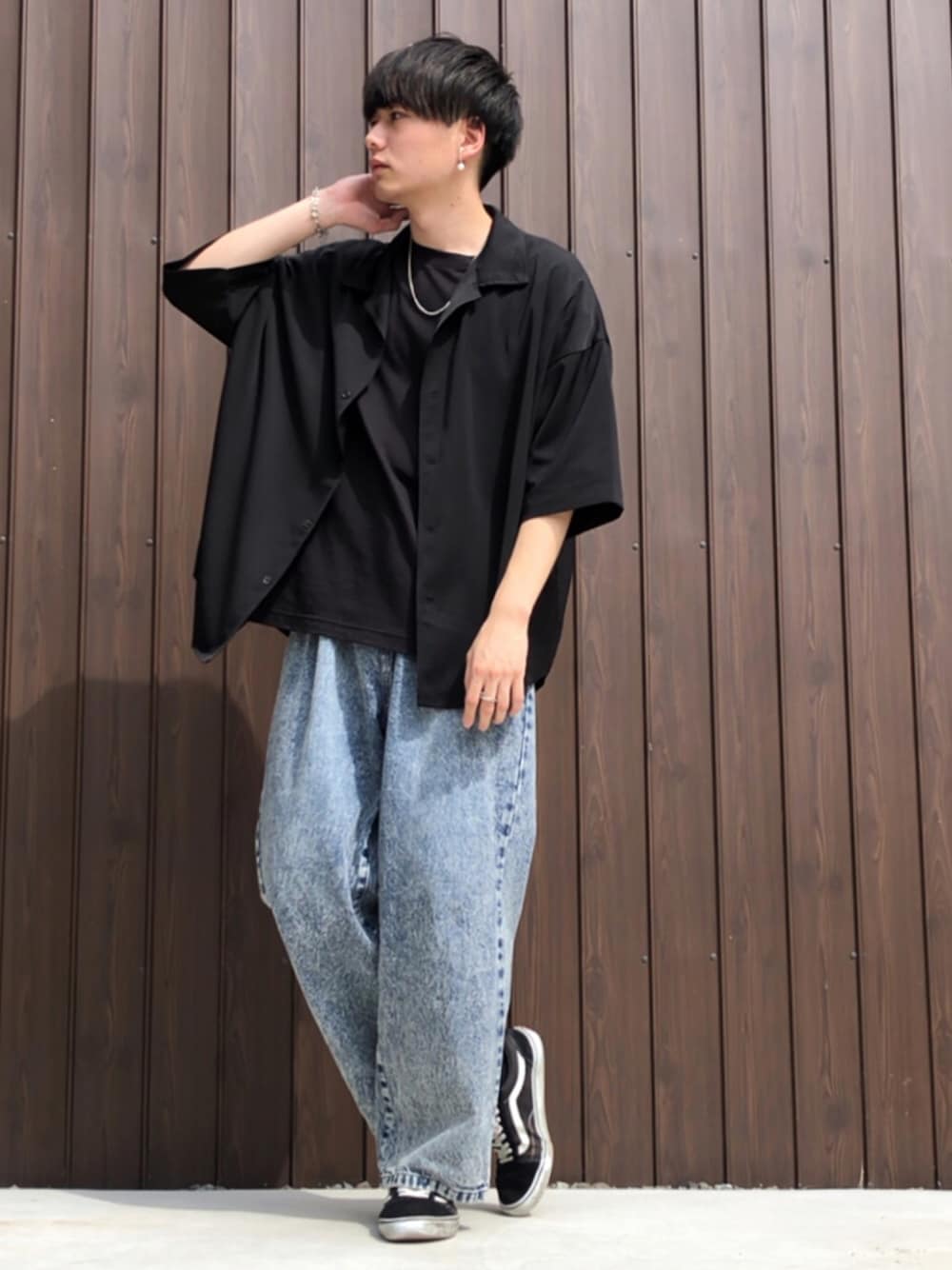 ブラック系のシャツ/ブラウス、ブラック系のTシャツ/カットソー、ブルー系のデニムパンツを着用したメンズの夏コーディネートの1枚目の写真