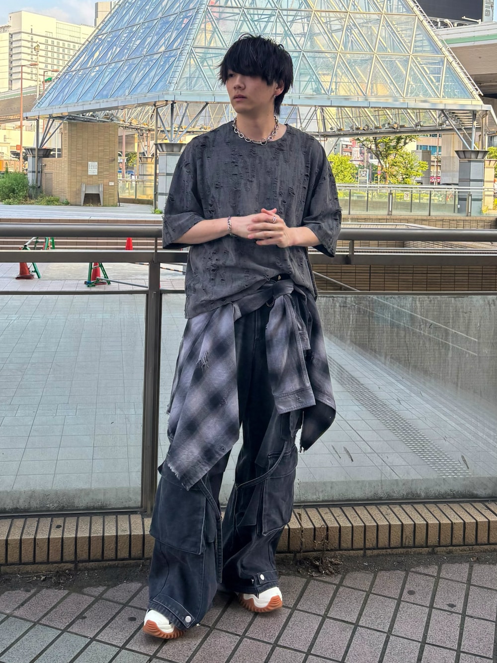 「夏ルックで気分アップ、半袖Ｔシャツ、ダメージ、ダメージTシャツ、腰巻きスタイル、夏コーデ、カーゴパンツ、デニムカーゴパンツ、デニム、スニーカー、厚底シューズ、デートコーデ、カジュアルコーデ、お出かけコーデ、モノトーン」｜「Loose/ルースのクラッシュ オーバーダメージTシャツ（Tシャツ/カットソー、グレー系）」を使った、kosukeさん（骨格ストレート・メンズ・181cm）の夏コーディネートの1枚目の写真