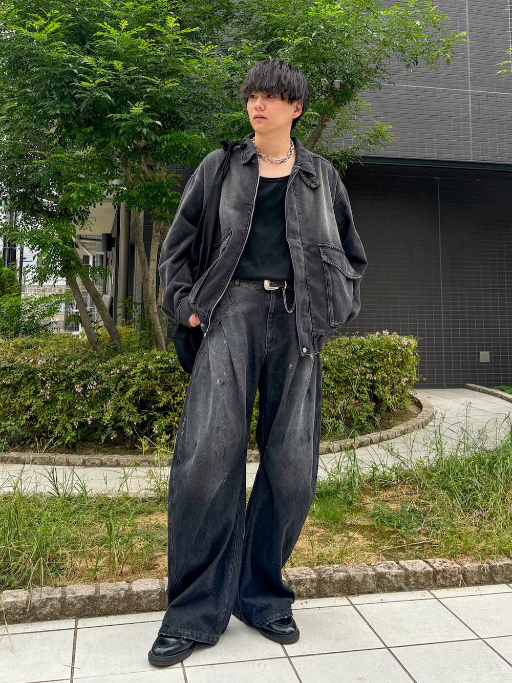 ブラック系のデニムジャケット、ブラック系のデニムパンツ、ブラック系のローファーを着用したメンズの秋コーディネートの1枚目の写真