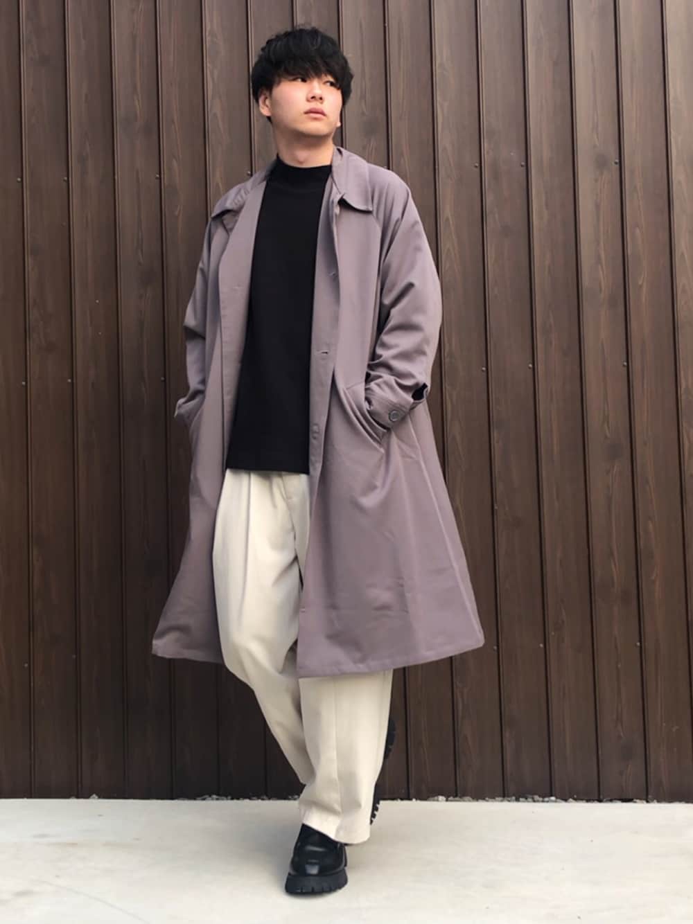 ベージュ系のステンカラーコート、ブラック系のTシャツ/カットソー、ホワイト系のその他パンツを着用したメンズの秋コーディネートの1枚目の写真