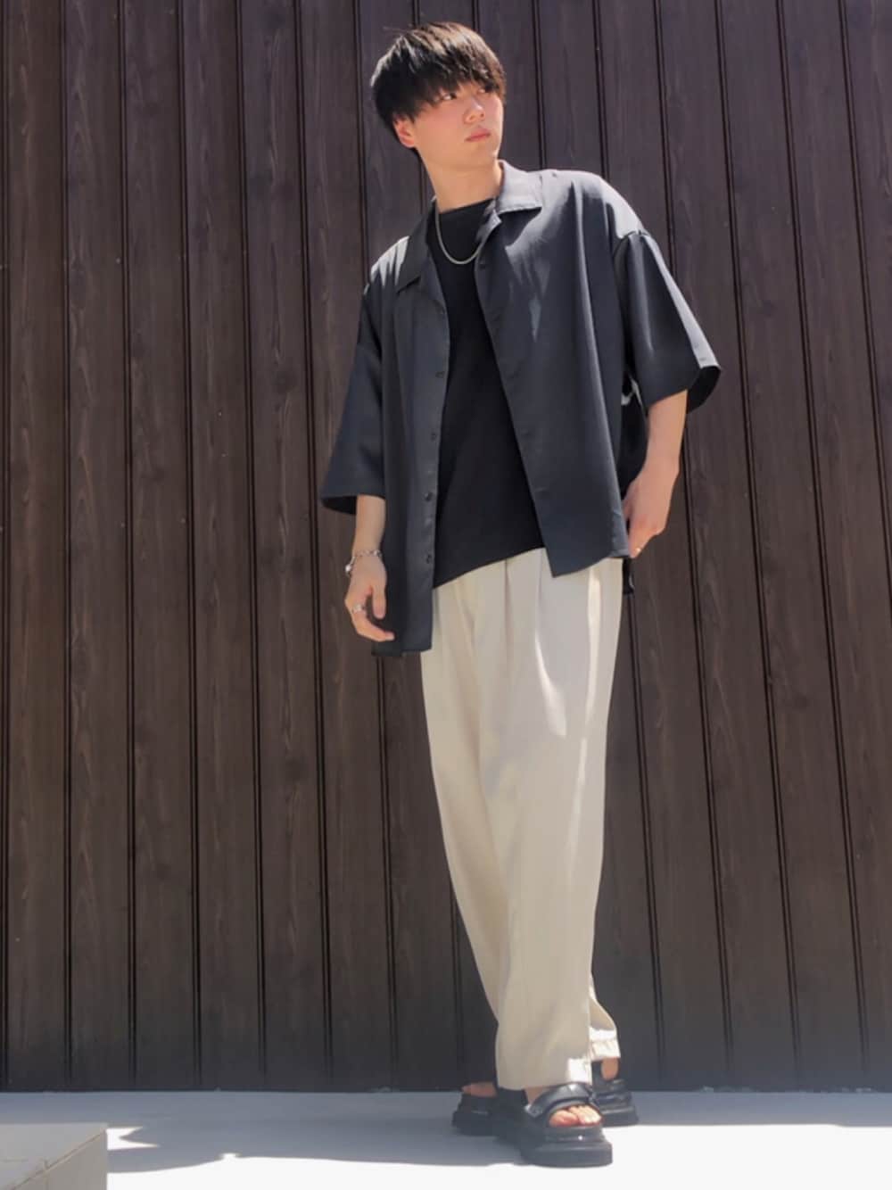 グレー系のシャツ/ブラウス、ブラック系のTシャツ/カットソー、ホワイト系のその他パンツを着用したメンズの夏コーディネートの1枚目の写真