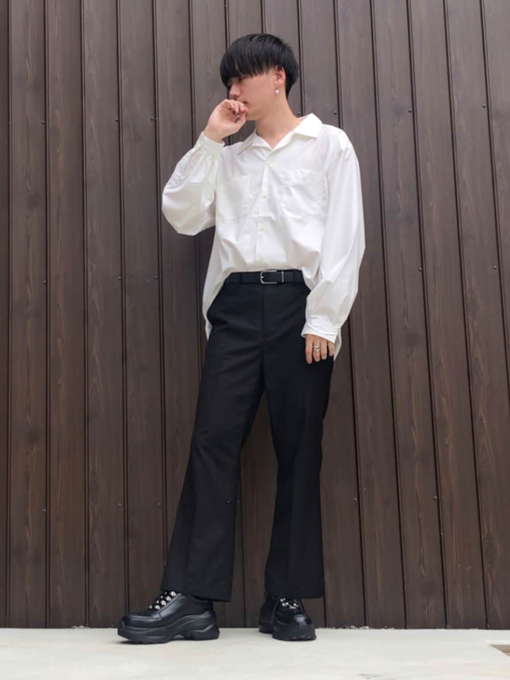 ホワイト系のシャツ/ブラウス、ブラック系のスラックス、ブラック系のスニーカーを着用したメンズの秋コーディネートの1枚目の写真