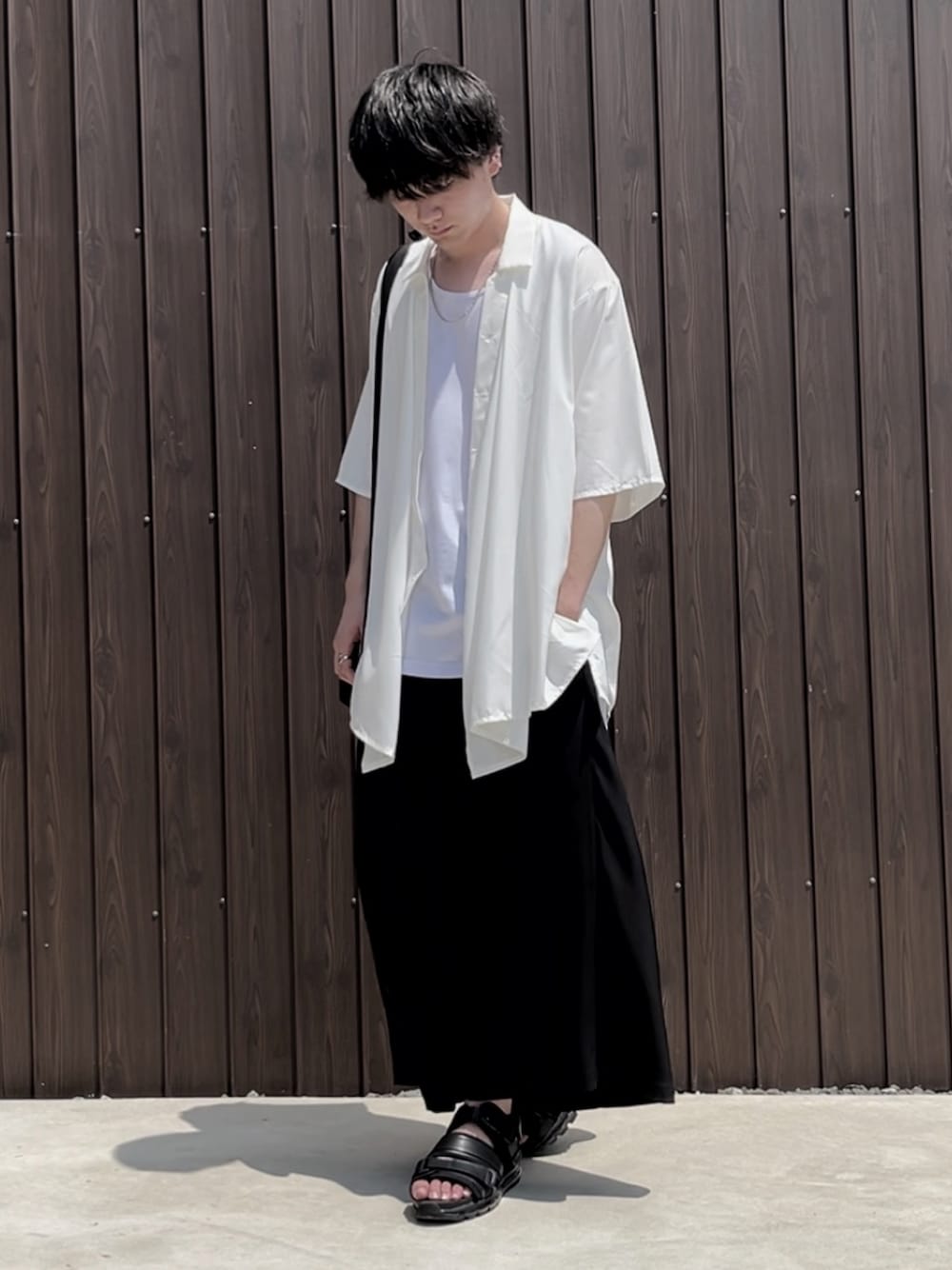 ホワイト系のシャツ/ブラウス、ホワイト系のタンクトップ、ブラック系のスラックスを着用したメンズの秋コーディネートの1枚目の写真