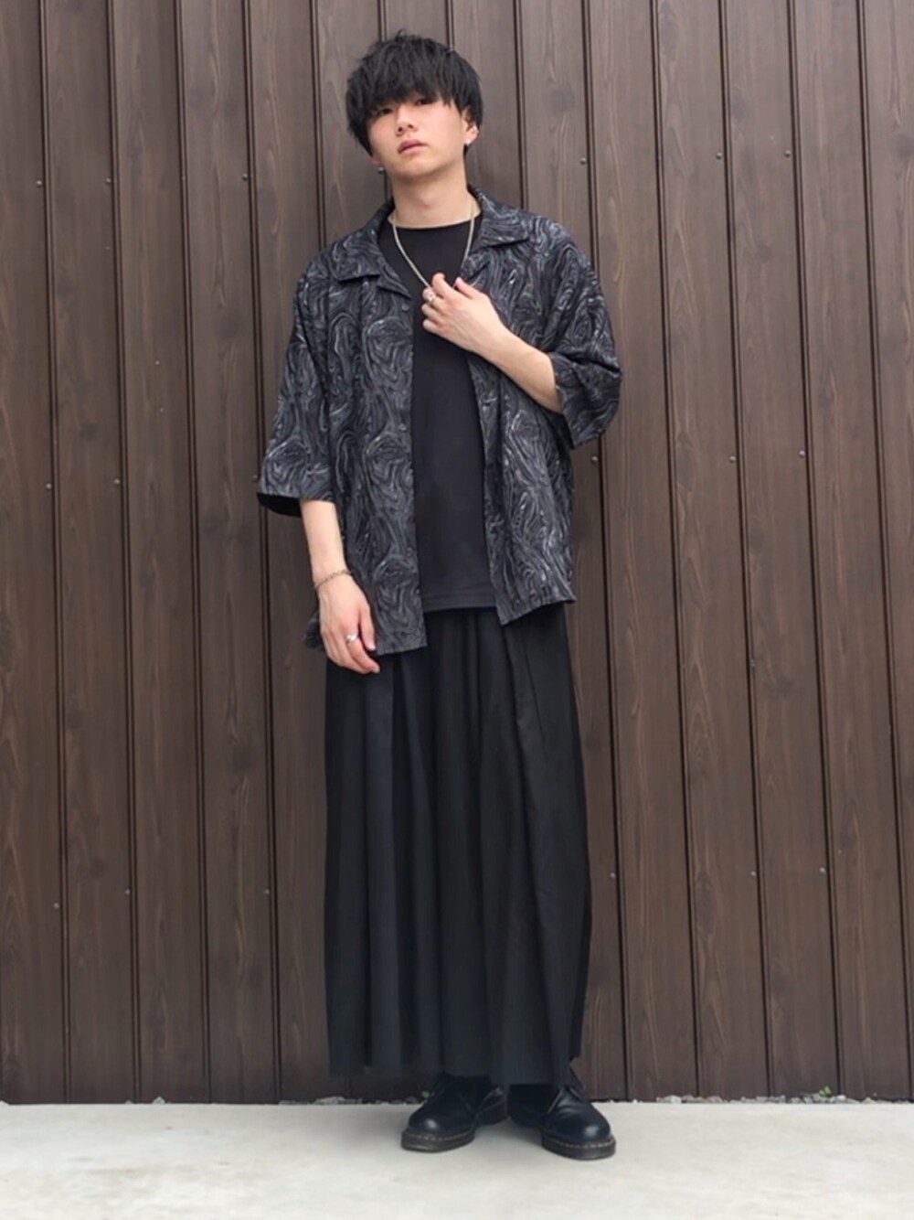 ブラック系のシャツ/ブラウス、ブラック系のTシャツ/カットソー、ブラック系のその他パンツを着用したメンズの春コーディネートの1枚目の写真