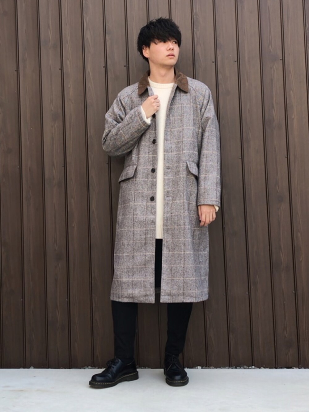 その他のチェスターコート、ホワイト系のニット/セーター、ブラック系のその他パンツを着用したメンズの秋コーディネートの1枚目の写真