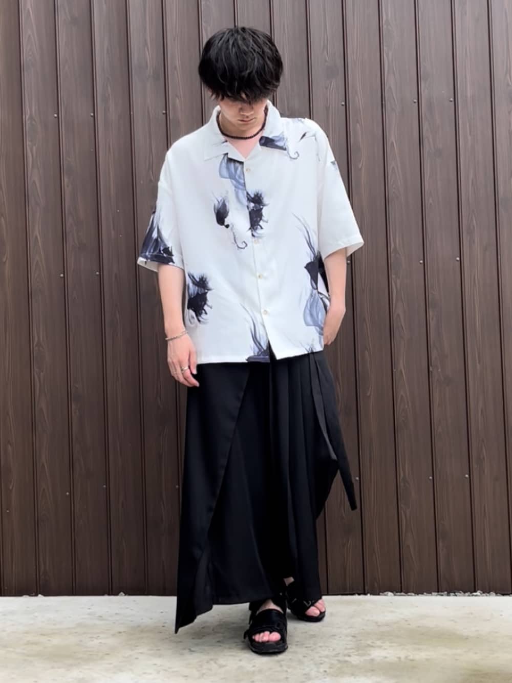 ホワイト系のシャツ/ブラウス、ブラック系のその他パンツ、ブラック系のサンダルを着用したメンズの夏コーディネートの1枚目の写真