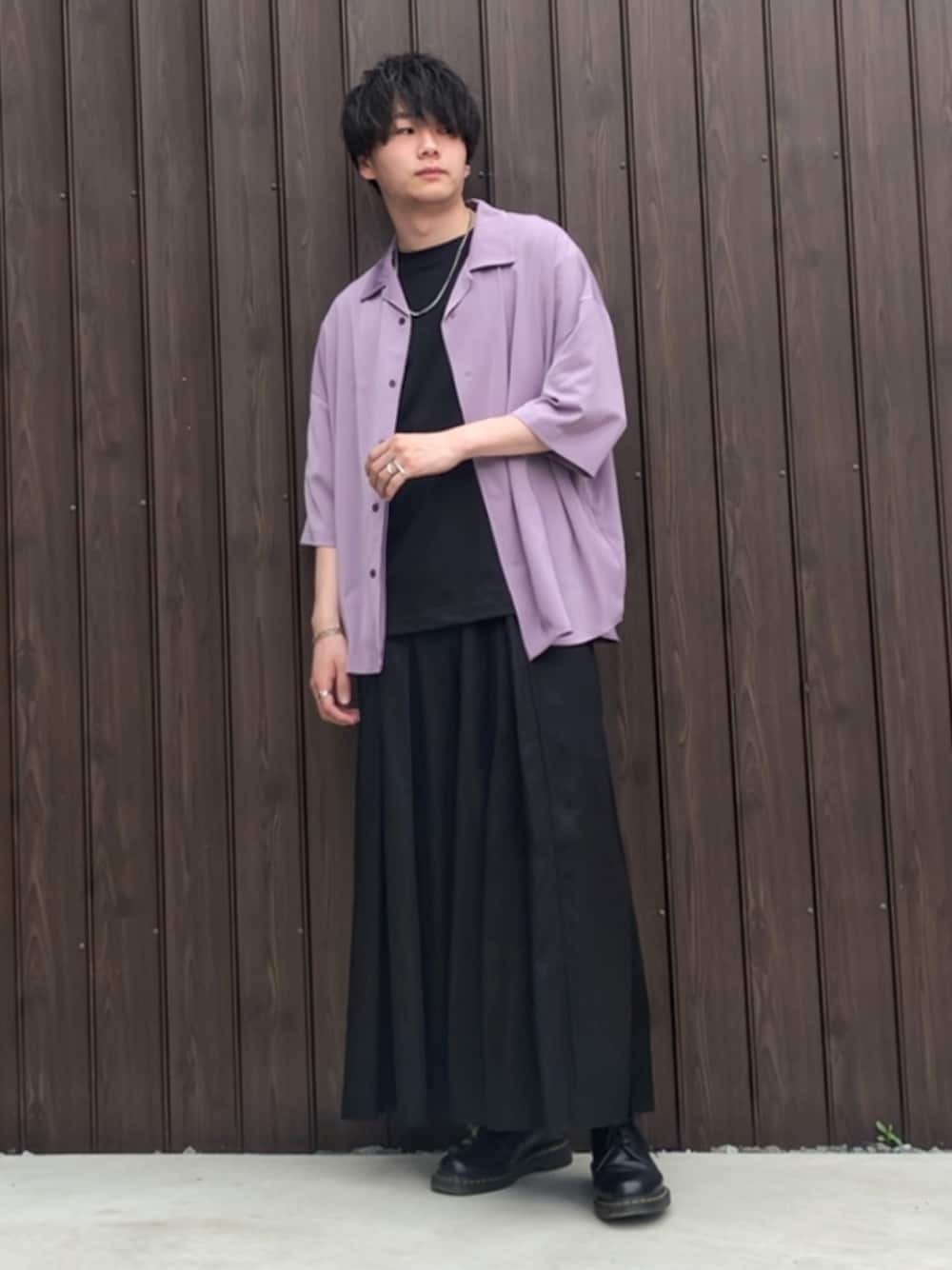 パープル系のシャツ/ブラウス、ブラック系のTシャツ/カットソー、ブラック系のその他パンツを着用したメンズの夏コーディネートの1枚目の写真