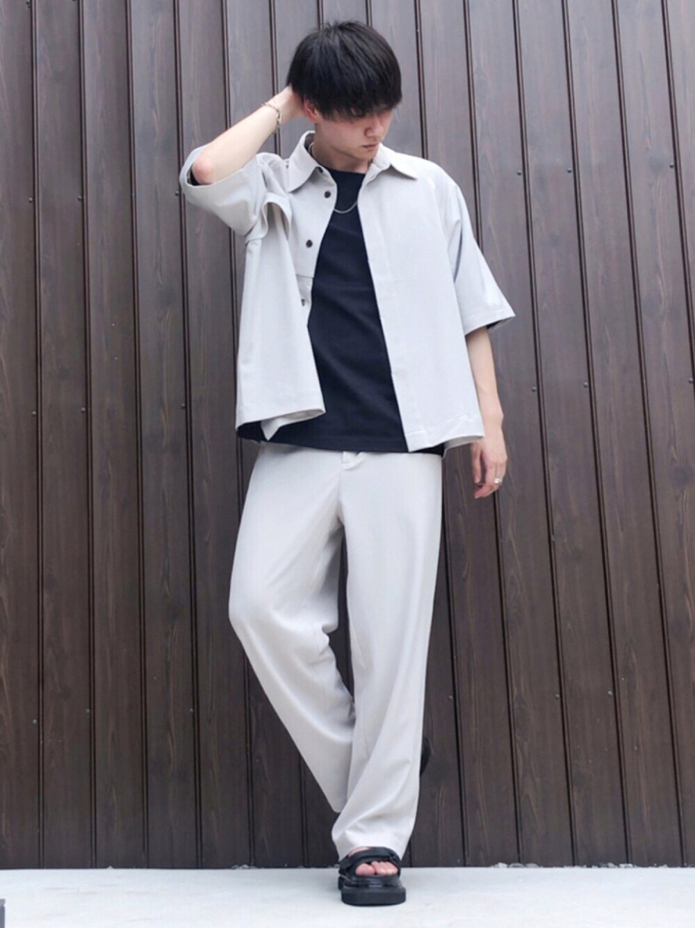 グレー系のシャツ/ブラウス、ブラック系のTシャツ/カットソー、ベージュ系のスラックスを着用したメンズの夏コーディネートの1枚目の写真