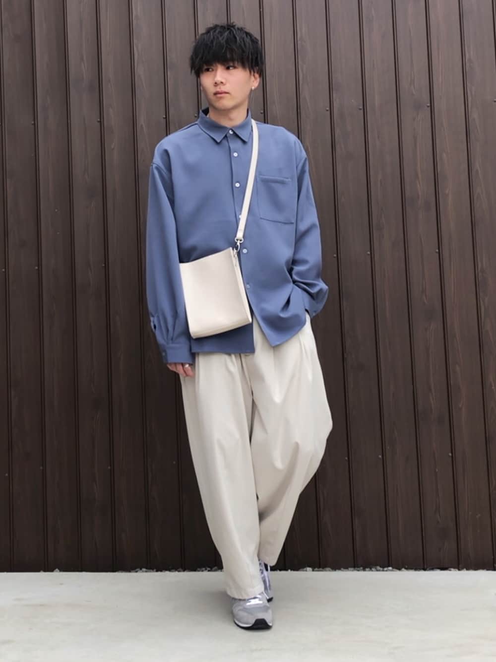 ブルー系のシャツ/ブラウス、ホワイト系のショルダーバッグ、ホワイト系のその他パンツを着用したメンズの春コーディネートの1枚目の写真