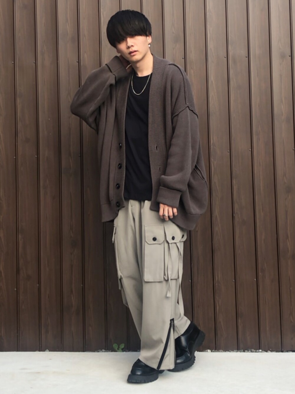 グレー系のカーディガン/ボレロ、グレー系のカーゴパンツ、ブラック系のローファーを着用したメンズの秋コーディネートの1枚目の写真