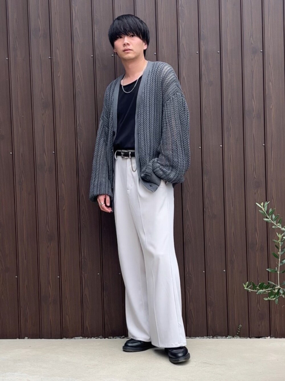 グレー系のカーディガン/ボレロ、ブラック系のタンクトップ、グレー系のスラックスを着用したメンズの夏コーディネートの1枚目の写真