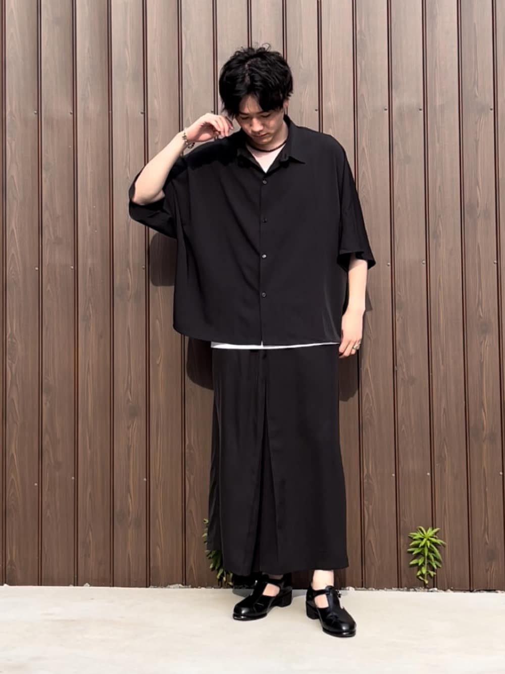 ブラック系のシャツ/ブラウス、ホワイト系のタンクトップ、ブラック系のその他パンツを着用したメンズの夏コーディネートの1枚目の写真