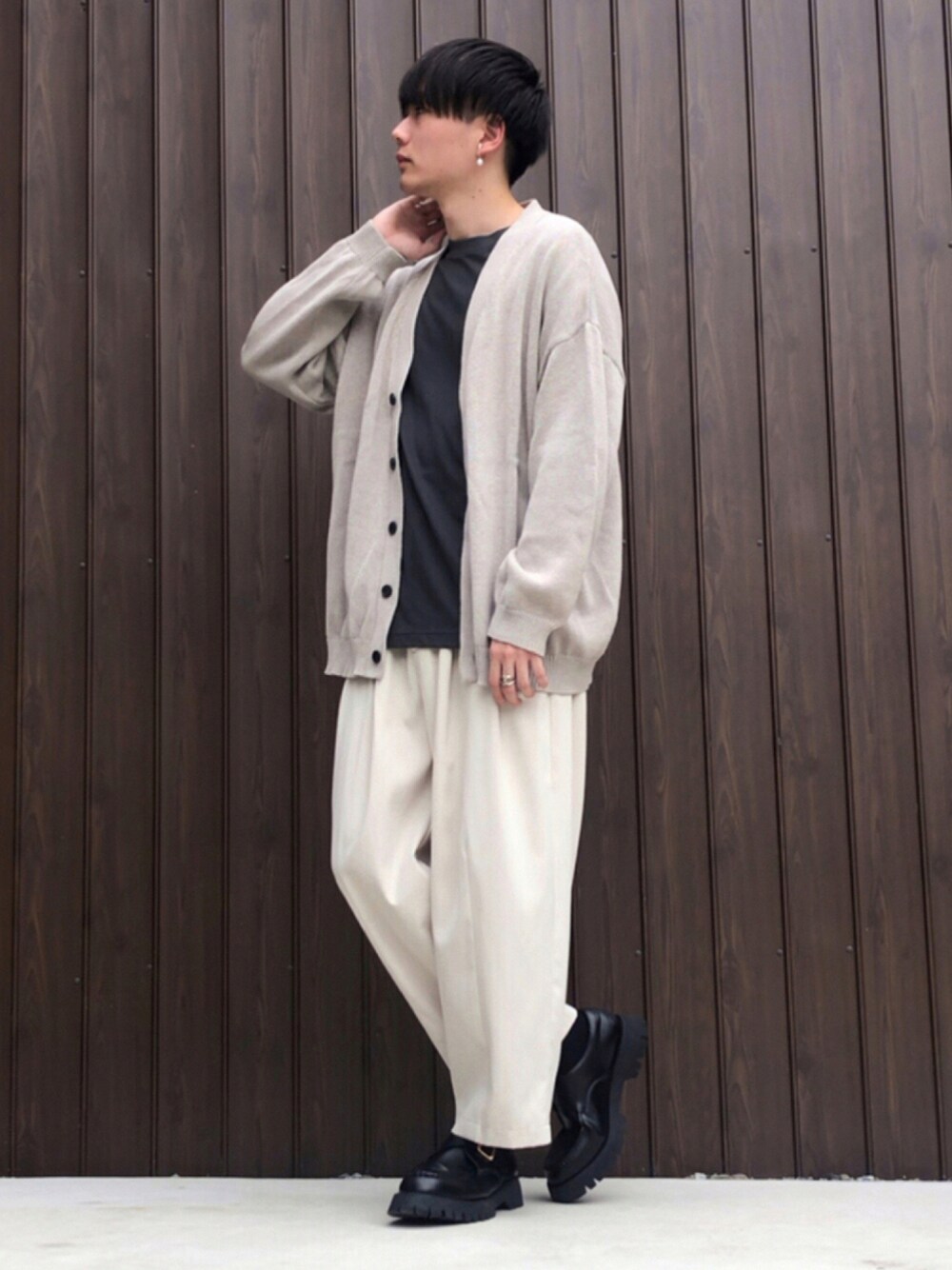 ベージュ系のカーディガン/ボレロ、ブラック系のTシャツ/カットソー、ホワイト系のその他パンツを着用したメンズの秋コーディネートの1枚目の写真
