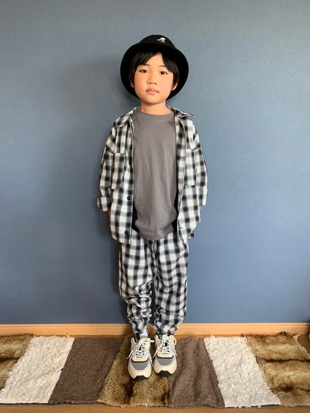 「GU、GUコーデ、GUkids、セットアップ、シェフシャツ、シェフパンツ、チェック、ZARA KIDS、KANGOL、スニーカー」｜「ZARA KIDSのアイテム（スニーカー、ホワイト系）」を使った、jozeripeyanさん（キッズ・125cm）の秋コーディネートの1枚目の写真