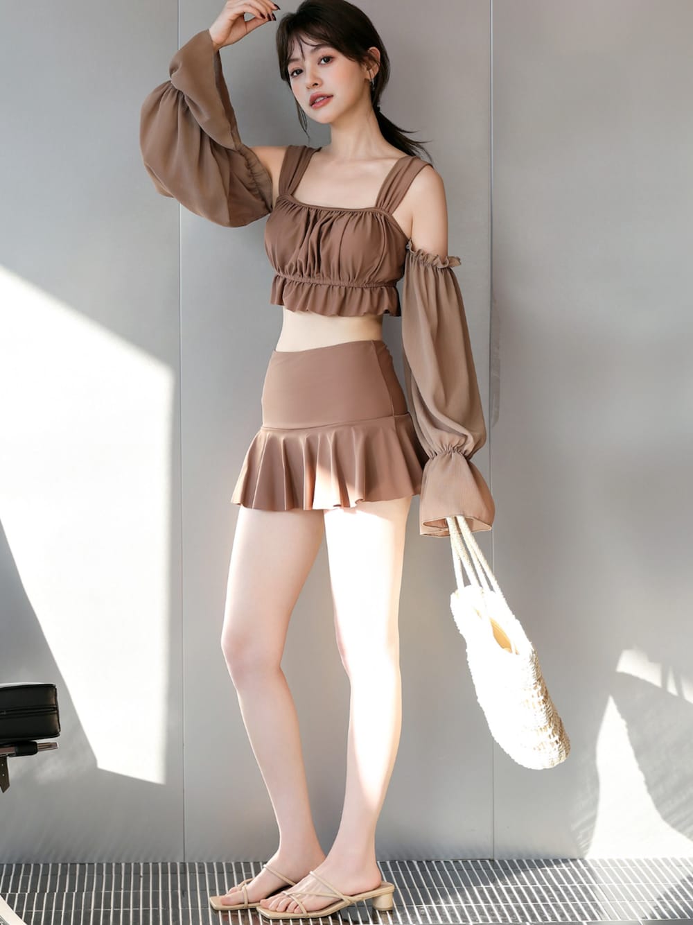 「TeddyShop、DAYCLOSET、お洒落さんとつながりたい、ビスチェ、海コーデ、海、アームカバー、オフショル、キレイめ、キレイめカジュアル、オトナガーリー、オトナ女子、オトナカジュアル、水着、水着コーデ」｜「TeddyShopのレディース水着 2WAYオフショル風シアーベルスリーブアームカバー付きフリルビキニ 上下2点セット（水着、ブラウン系）」を使った、TeddyShopさん（レディース・158cm）の夏コーディネートの1枚目の写真