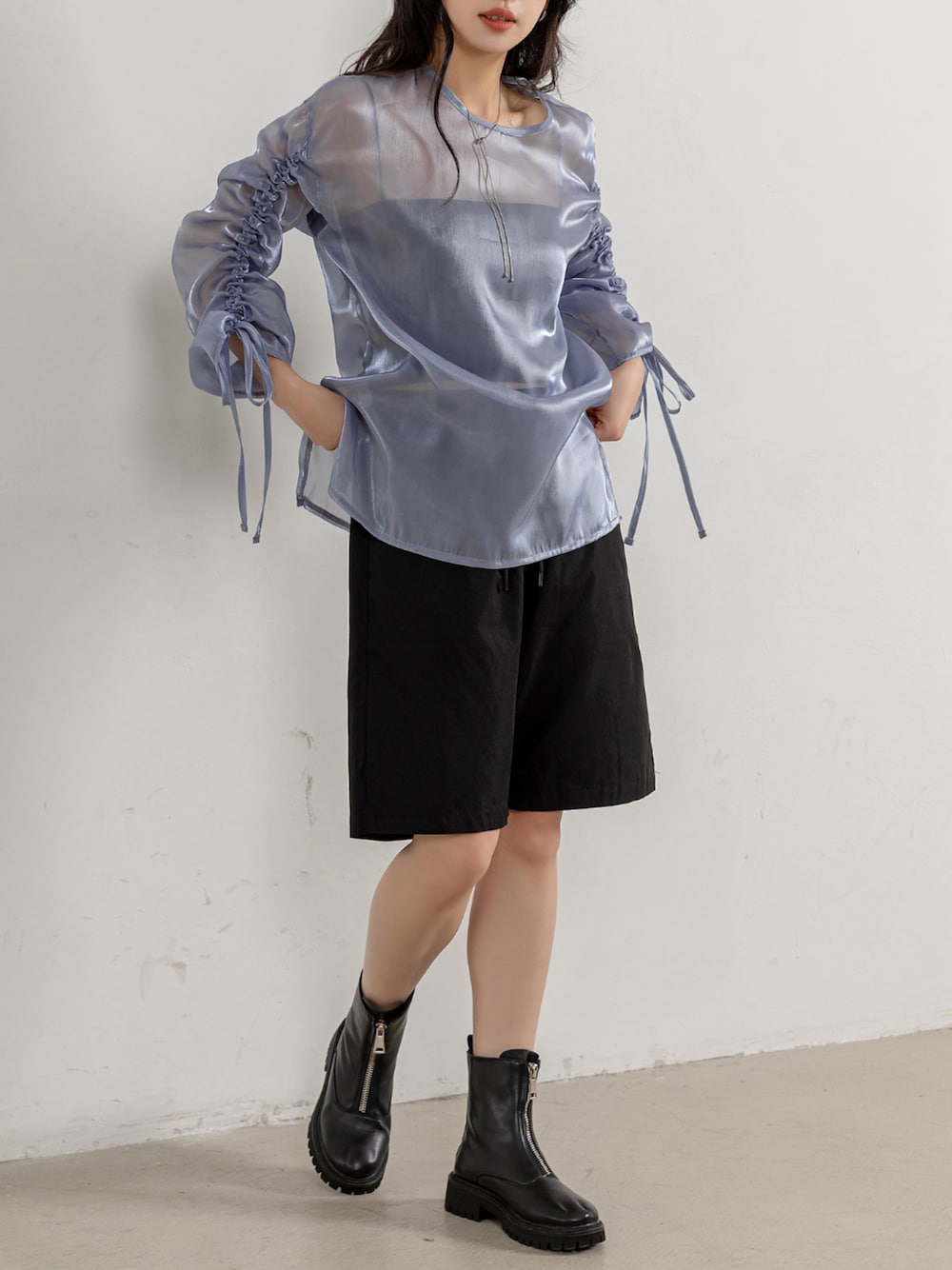 ブラック系のセットアップ、パープル系のシャツ/ブラウスを着用したレディースの春コーディネートの1枚目の写真