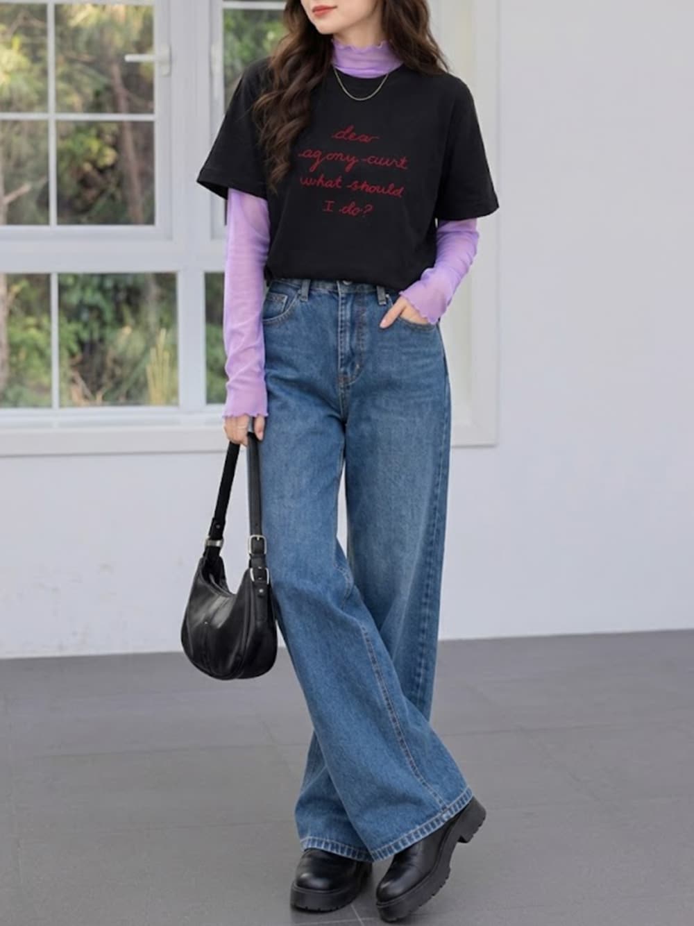 ブラック系のTシャツ/カットソー、パープル系のシャツ/ブラウスを着用したレディースの秋コーディネートの1枚目の写真