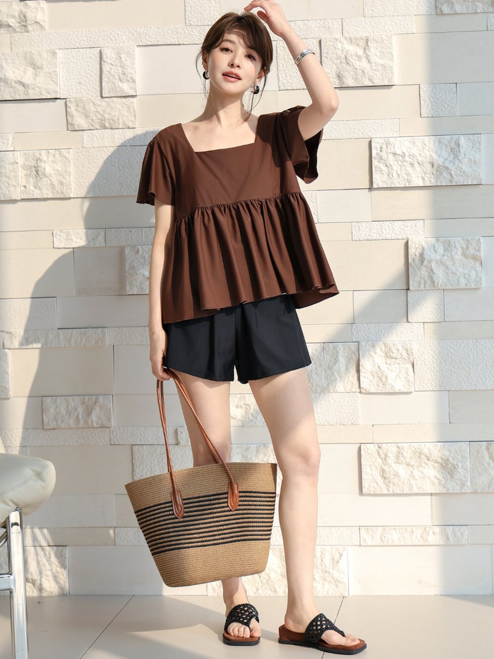 ブラウン系の水着を着用したレディースの春コーディネートの1枚目の写真