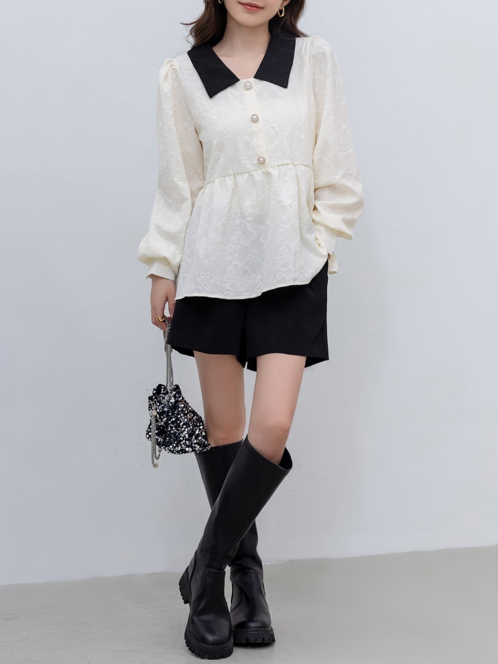 ブラック系のその他パンツ、ホワイト系のシャツ/ブラウスを着用したレディースの春コーディネートの1枚目の写真