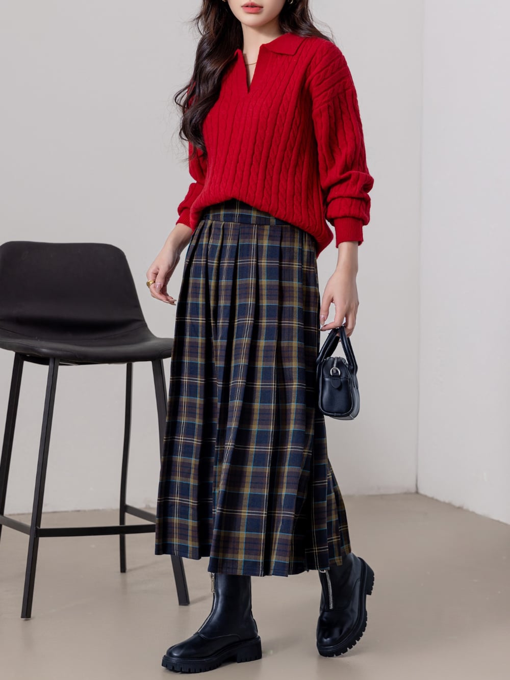 ブルー系のスカート、レッド系のニット/セーターを着用したレディースの秋コーディネートの1枚目の写真