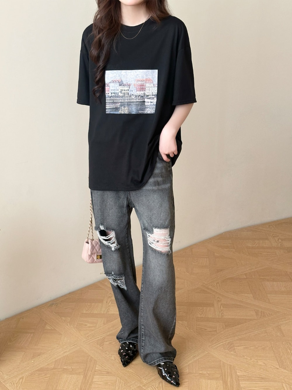 ブラック系のTシャツ/カットソーを着用したレディースの夏コーディネートの1枚目の写真