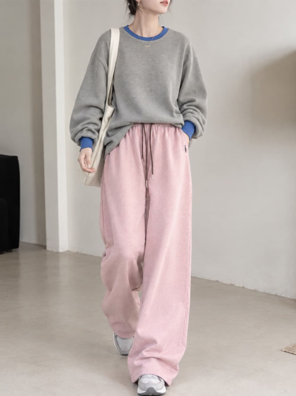 グレー系のTシャツ/カットソーを着用したレディースの秋コーディネートの1枚目の写真