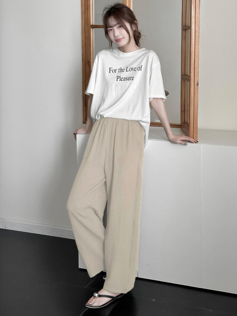 ホワイト系のルームウェア/パジャマを着用したレディースの秋コーディネートの1枚目の写真