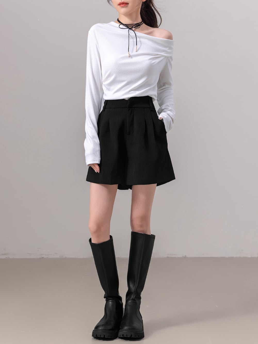 ブラック系のその他パンツ、ホワイト系のTシャツ/カットソーを着用したレディースの春コーディネートの1枚目の写真