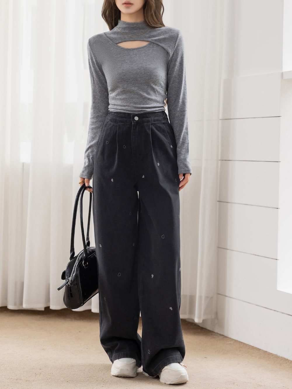 ブラック系のデニムパンツ、グレー系のニット/セーターを着用したレディースの冬コーディネートの1枚目の写真