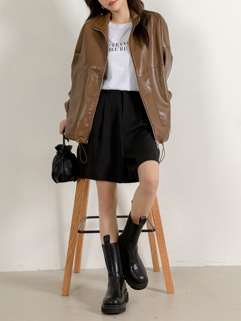 ホワイト系のTシャツ/カットソー、ブラウン系のライダースジャケット、ブラウン系のその他パンツを着用したレディースの冬コーディネートの1枚目の写真