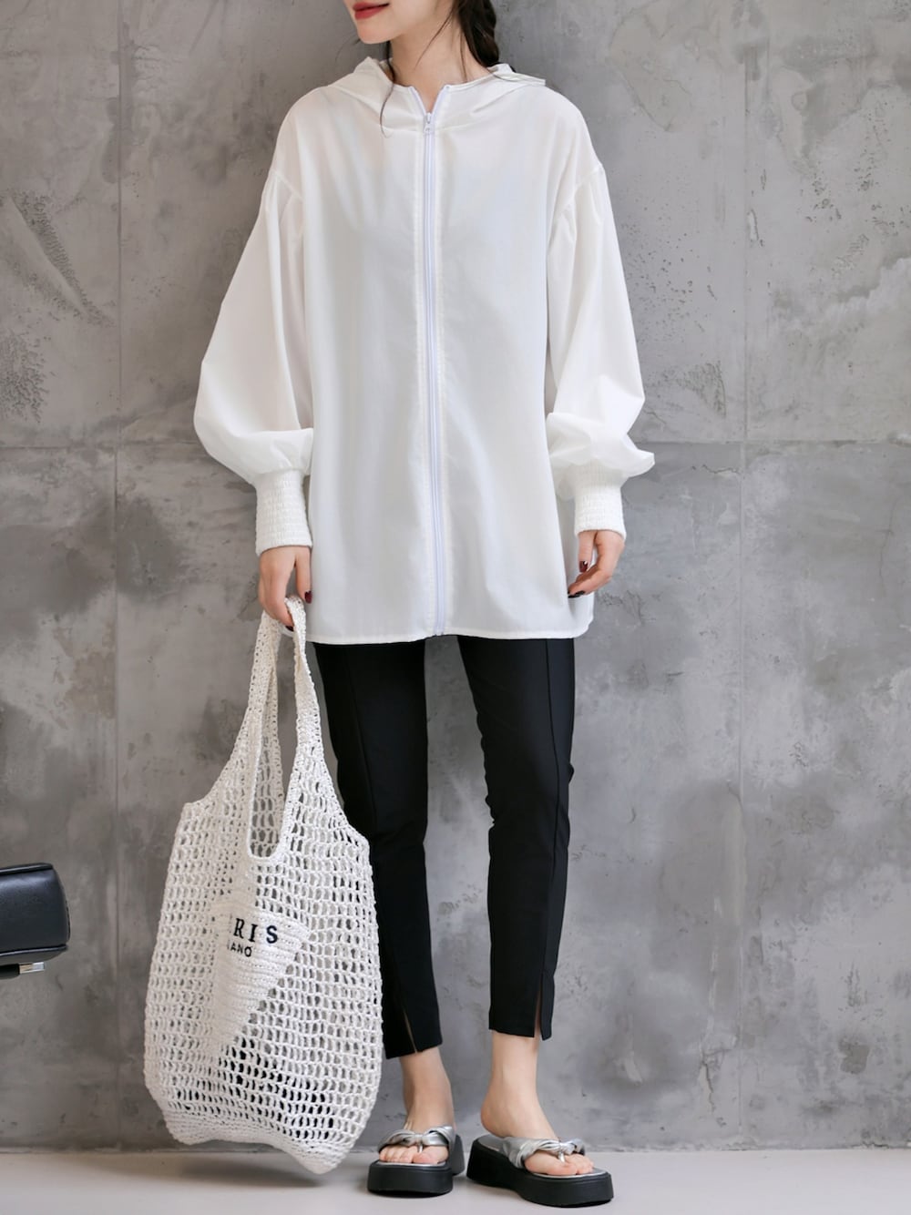 「TeddyShop、お洒落さんとつながりたい、ラッシュガード、UVカット、パフスリーブ、ベーシック/シンプル、ベーシック、きれいめカジュアル、キレイめ、キレイめカジュアル、オトナカジュアル、大人カジュアル、大人コーデ、大人女子、夏コーデ」｜「TeddyShopの【UVカット率 99%以上】レディース水着 ぽわん袖が可愛い。長袖フード付きハイネックフレアラッシュパーカー（ラッシュガード、ホワイト系）」を使った、TeddyShopさん（レディース・158cm）の春コーディネートの1枚目の写真