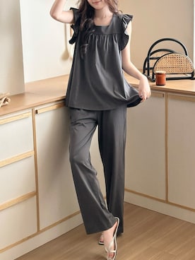 「DAY CLOSET（デイ クローゼット）の【セットアップ】華やぎシルエット。肩フリルスクエアネックトップス+ストレートロングパンツ ルームウェア上下2点セット レディース（ルームウェア/パジャマ、グレー系）」を使った、TeddyShopさん（レディース・158cm）の秋コーディネート