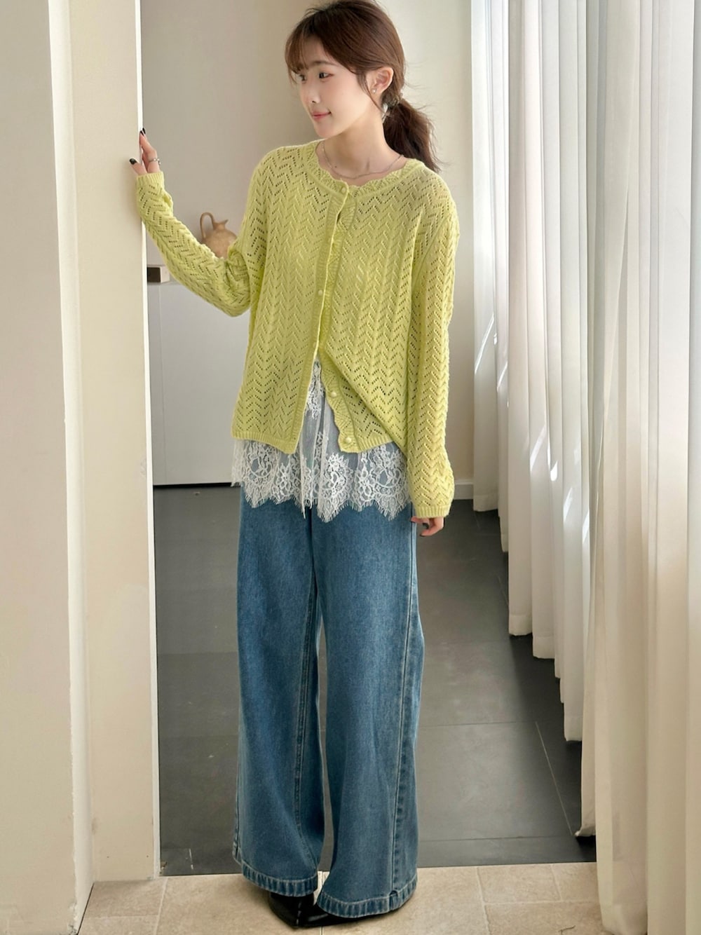 グリーン系のカーディガン/ボレロを着用したレディースの春コーディネートの1枚目の写真