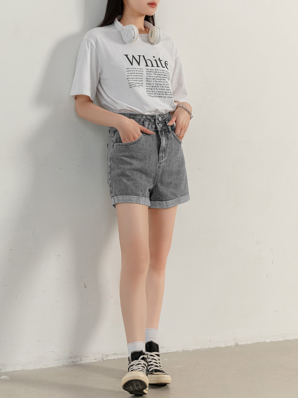 グレー系のデニムパンツを着用したレディースの夏コーディネートの1枚目の写真