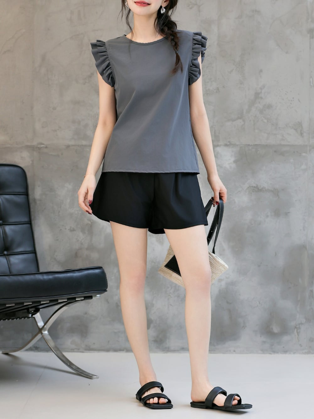 グレー系の水着を着用したレディースの夏コーディネートの1枚目の写真