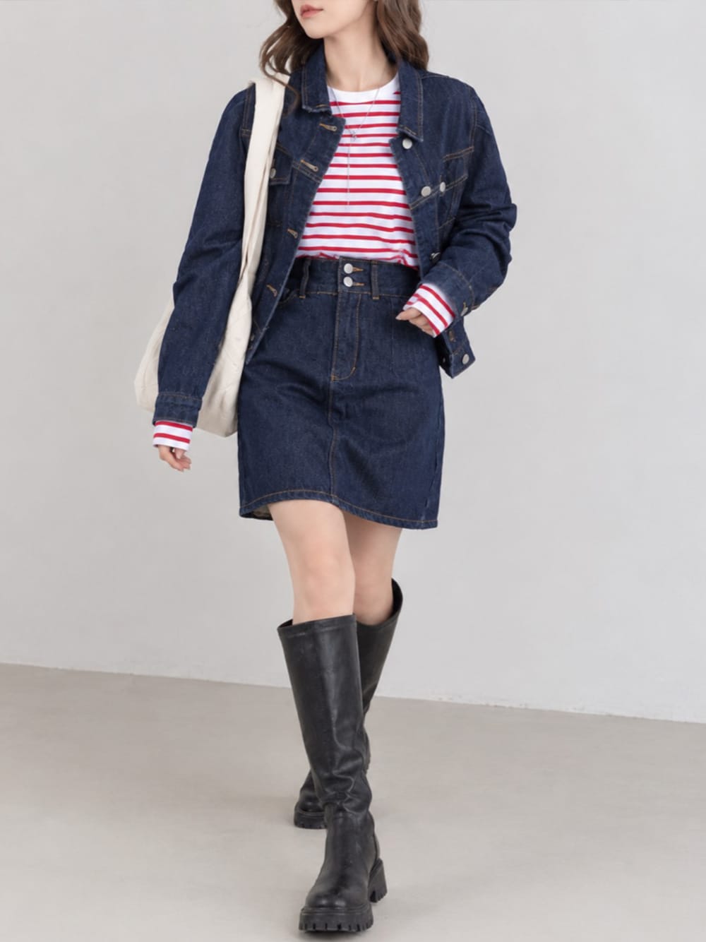 ブルー系のセットアップ、レッド系のTシャツ/カットソーを着用したレディースの秋コーディネートの1枚目の写真