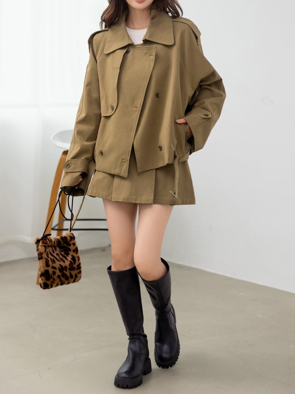 イエロー系のセットアップを着用したレディースの冬コーディネートの1枚目の写真