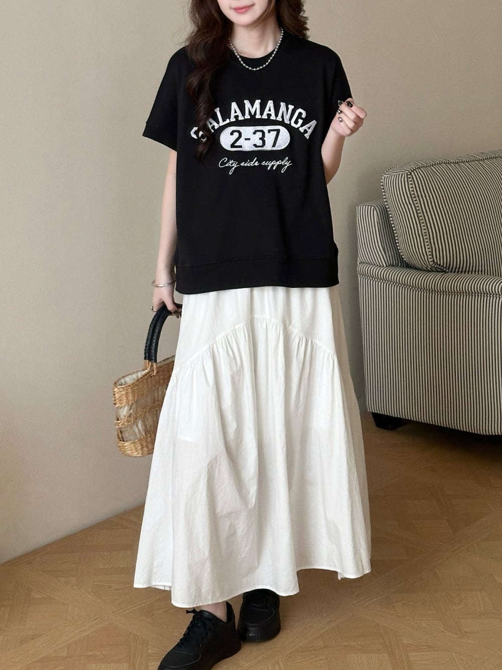 ブラック系のTシャツ/カットソーを着用したレディースの夏コーディネートの1枚目の写真