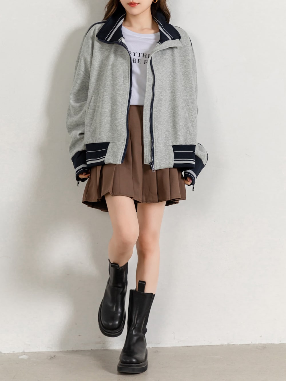 ホワイト系のTシャツ/カットソー、グレー系のスウェット、ブラウン系のスカートを着用したレディースの春コーディネートの1枚目の写真