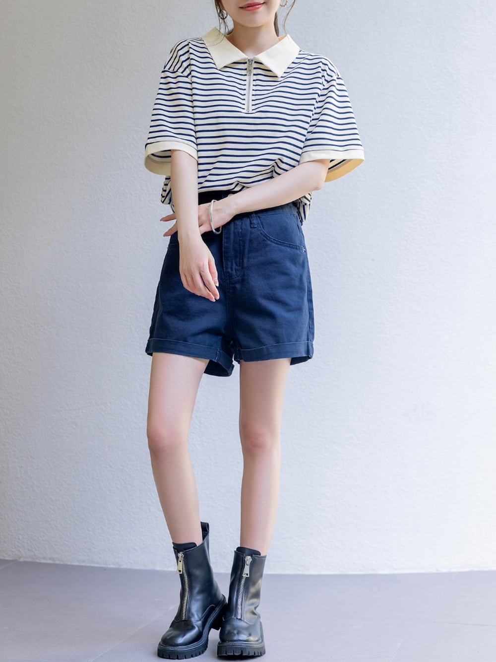 ブルー系のTシャツ/カットソー、ブルー系のデニムパンツを着用したレディースの夏コーディネートの1枚目の写真