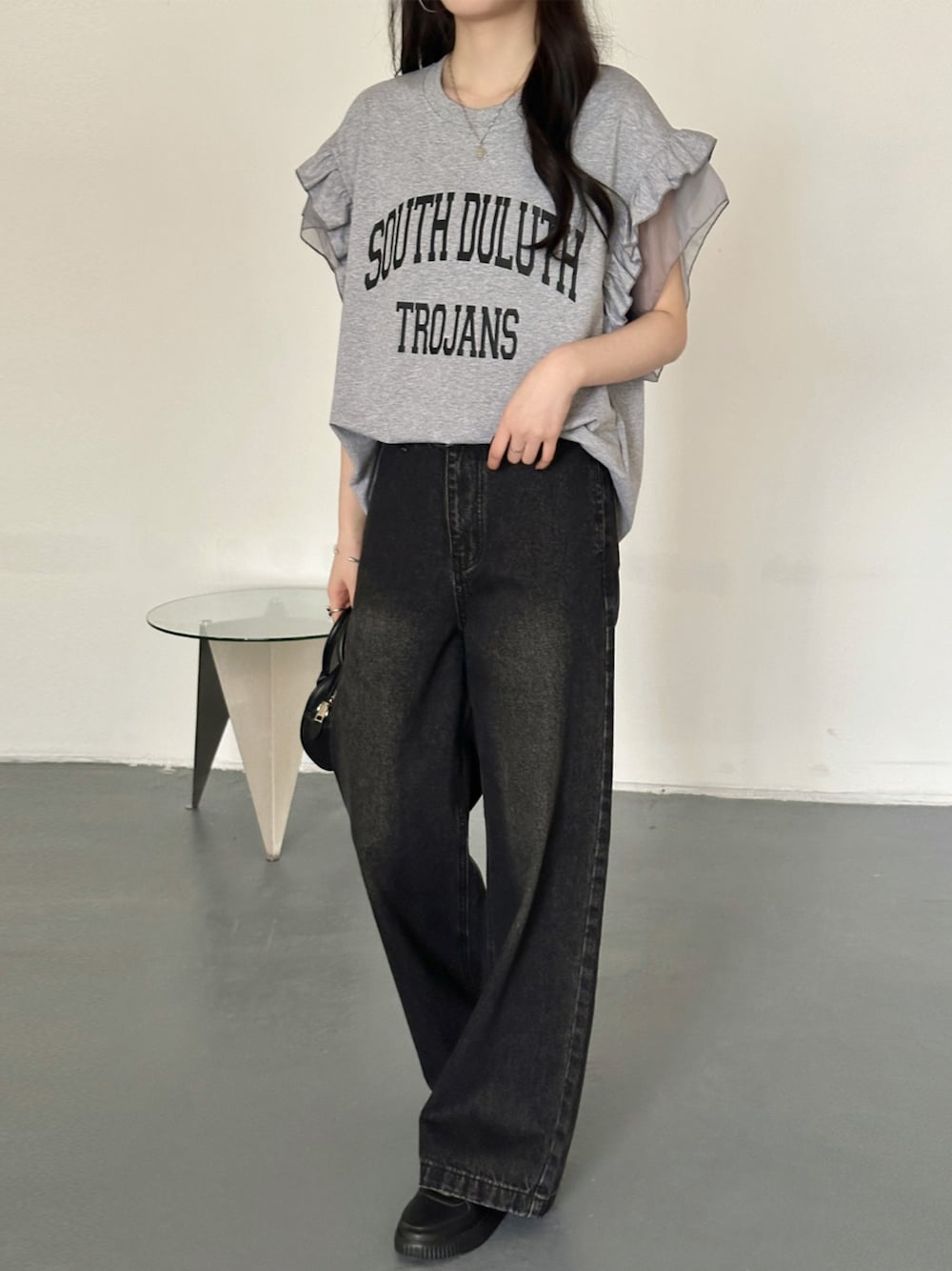 グレー系のTシャツ/カットソーを着用したレディースの秋コーディネートの1枚目の写真