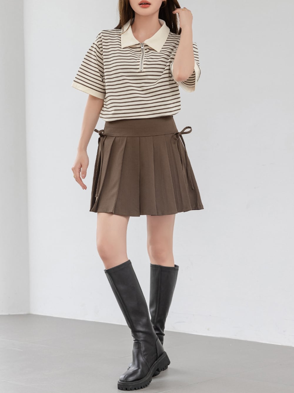 ブラウン系のTシャツ/カットソー、ブラウン系のスカートを着用したレディースの春コーディネートの1枚目の写真