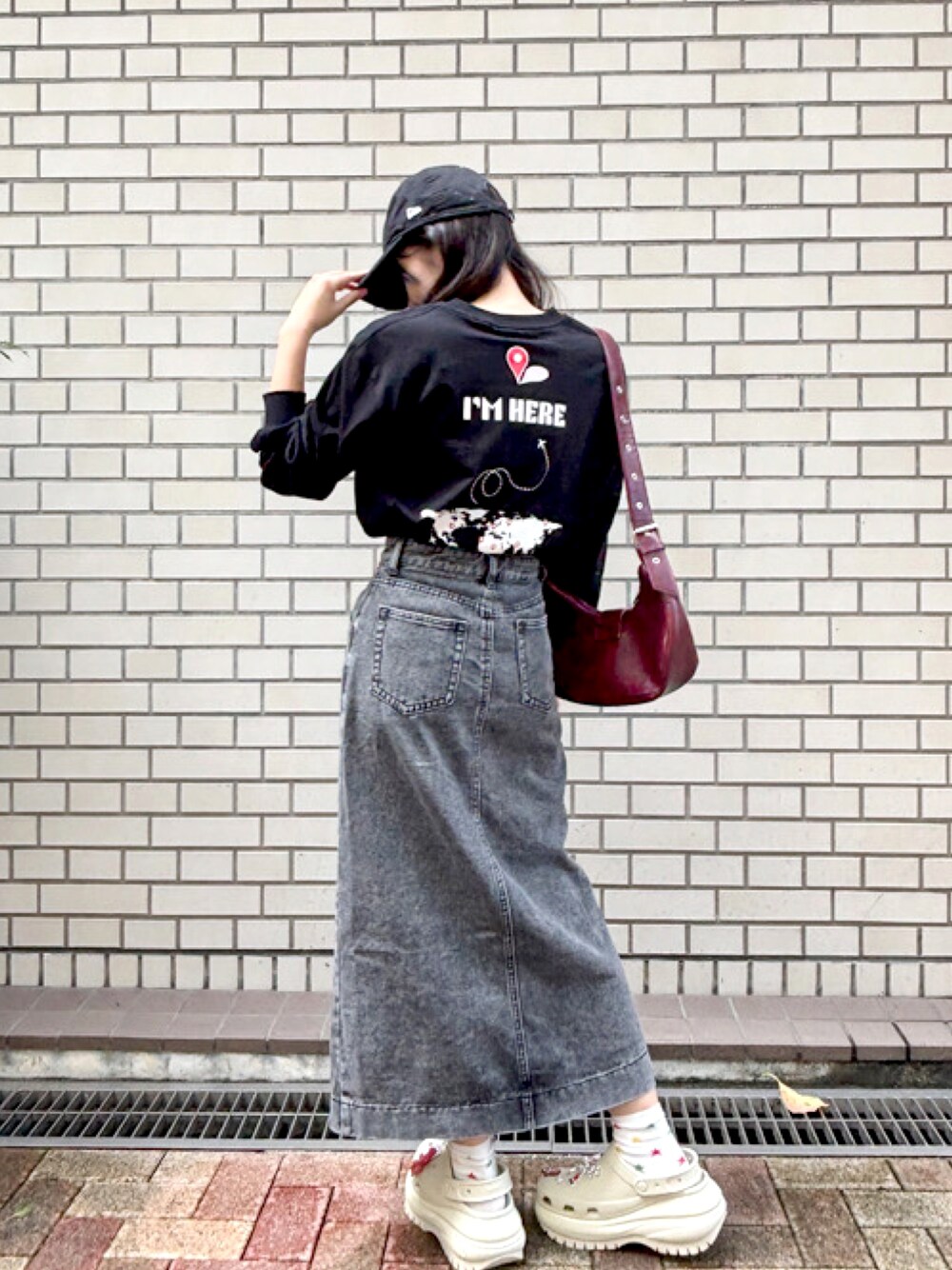 ブラック系のTシャツ/カットソーを着用したレディースの秋コーディネートの1枚目の写真